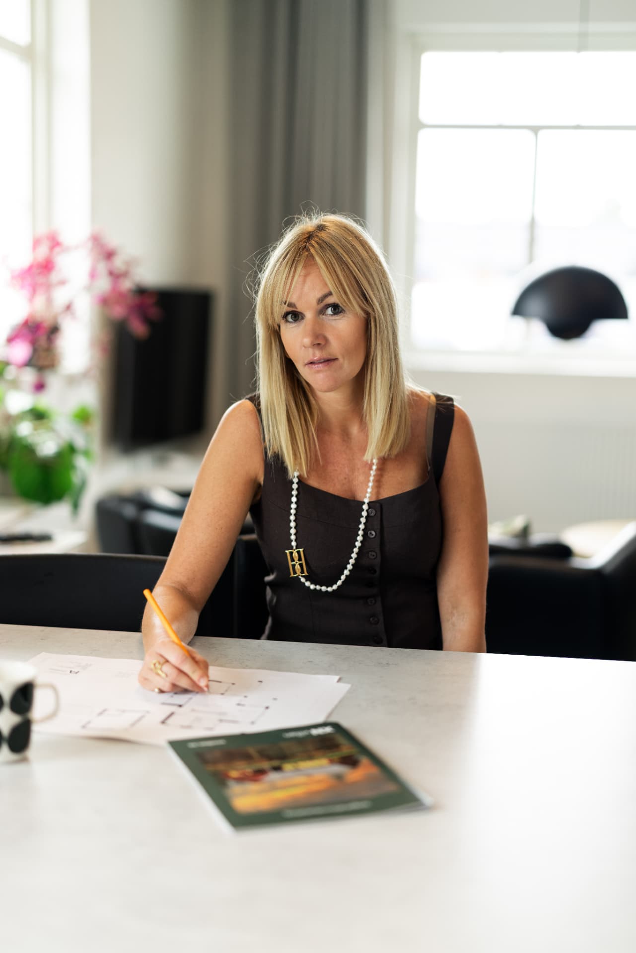 Frida Andersson vid ritbordet
